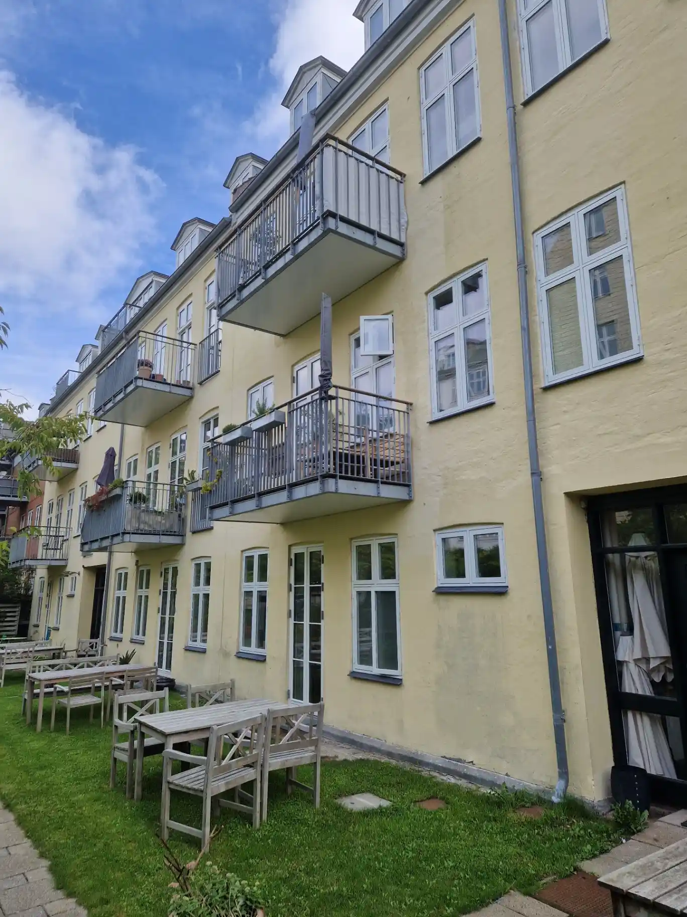 Ejendom med renoveret facade